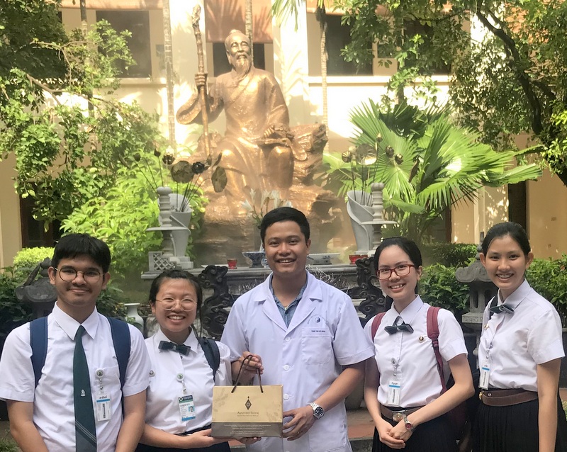 Hướng dẫn các sinh viên Y khoa Thái Lan