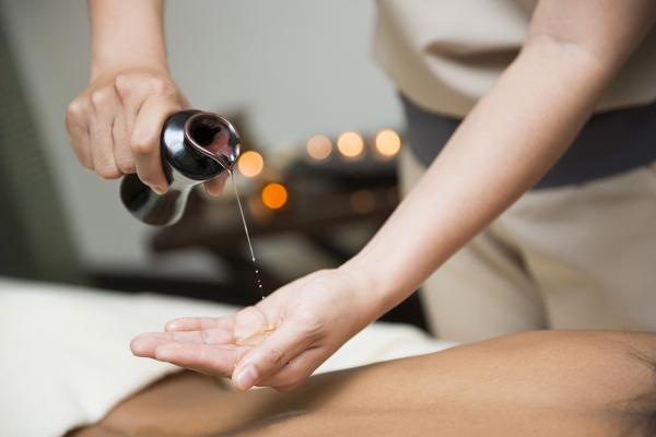 massage thuỵ điển sử dụng dầu