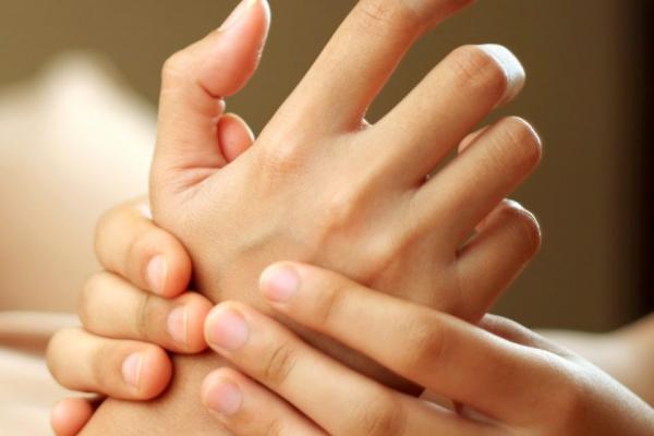 Massage gia đình là giải pháp hoàn hảo cho người đau nhức xương khớp